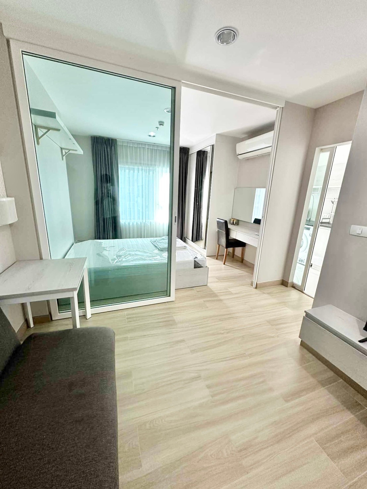 ให้เช่าคอนโดสมุทรปราการ สำโรง : เช่าคอนโด Aspire Erawan พื้นกระเบื้องดูแลง่าย พร้อมเฟอร์นิเจอร์ครบๆ ส่วนกลางจัดเต็ม ติดBTSเอราวัณ / โทร 099-149-5164