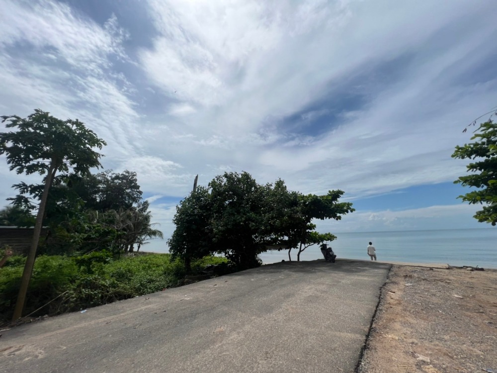 For SaleLandChanthaburi : Beautiful land plot for sale next to the sea in Chanthaburi, Chao Lao Beach