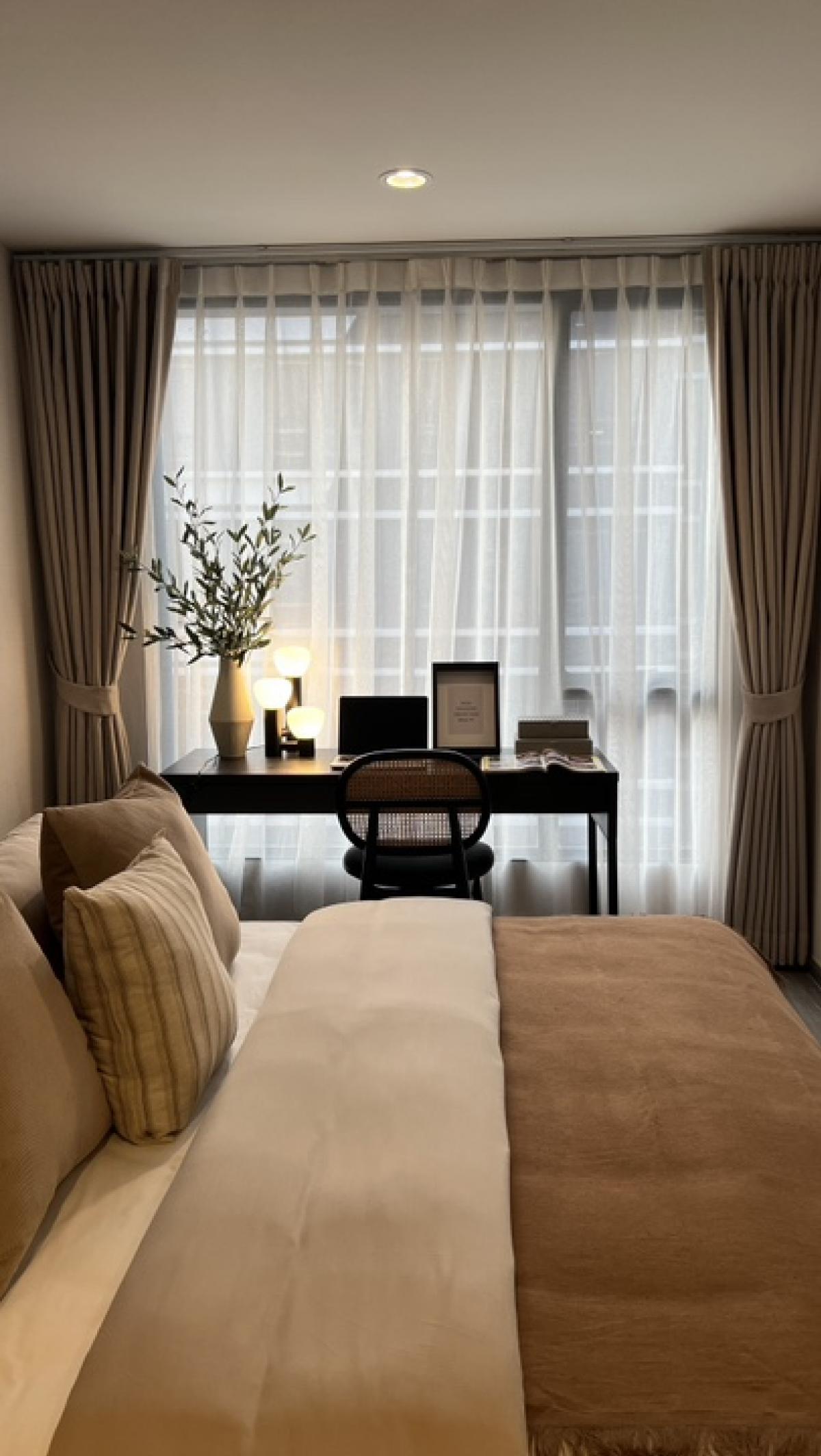 For SaleCondoSukhumvit, Asoke, Thonglor : Beautiful room, fully furnished, free built-in, 2 bedrooms, 2 parking spaces, free transfer fee, BTS Ekkamai 600 M.