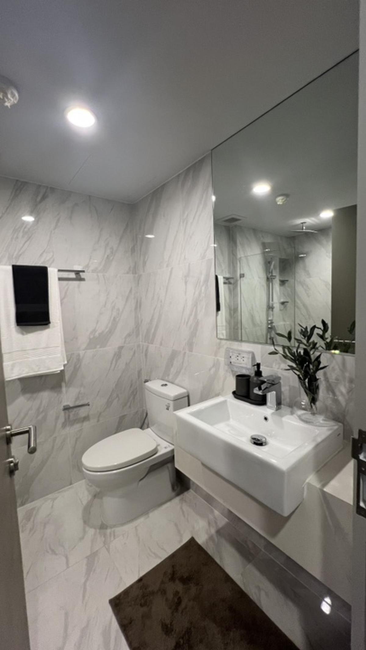 For SaleCondoSukhumvit, Asoke, Thonglor : Beautiful room, fully furnished, free built-in, 2 bedrooms, 2 parking spaces, free transfer fee, BTS Ekkamai 600 M.