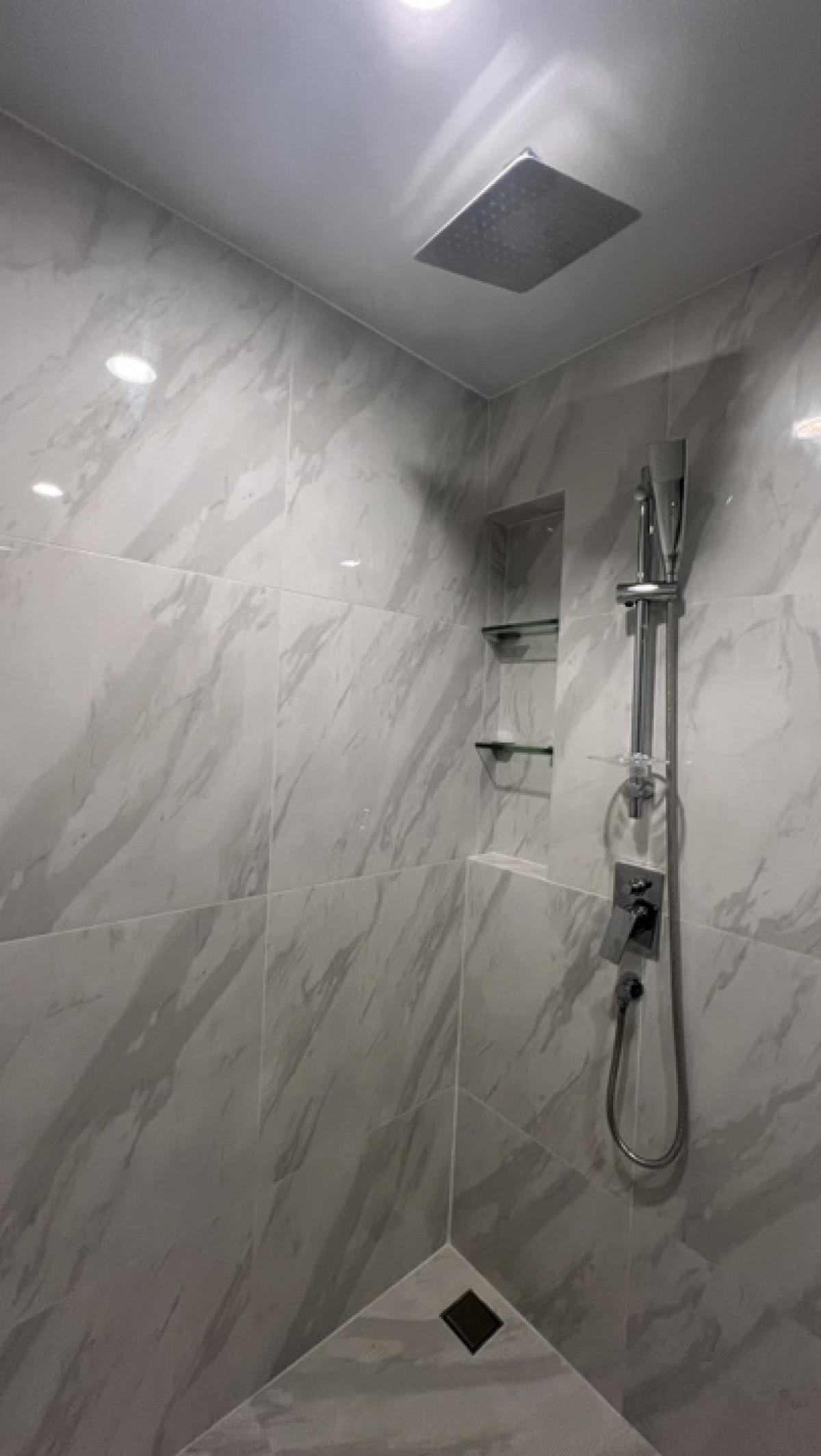 For SaleCondoSukhumvit, Asoke, Thonglor : Beautiful room, fully furnished, free built-in, 2 bedrooms, 2 parking spaces, free transfer fee, BTS Ekkamai 600 M.