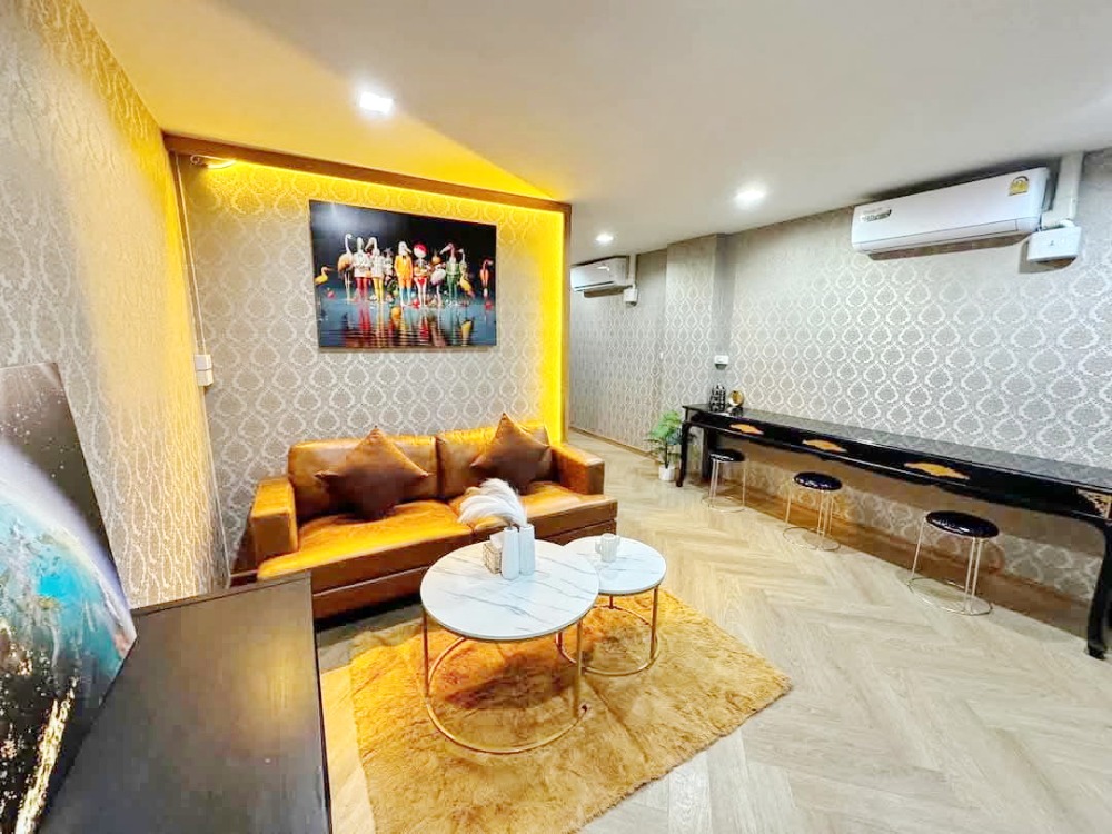 For RentShop HouseRatchadapisek, Huaikwang, Suttisan : HK0383😊😍 For RENT For rent, commercial building, 4 floors, 6 bedrooms🚄near BTS Cultural Center🏢Huai Khwang🔔House area: 16 sq m🔔Usable area: 350 sq m💲Rent: 70,000฿📞O99-5919653,O65-9423251✅LineID:@sureresidence