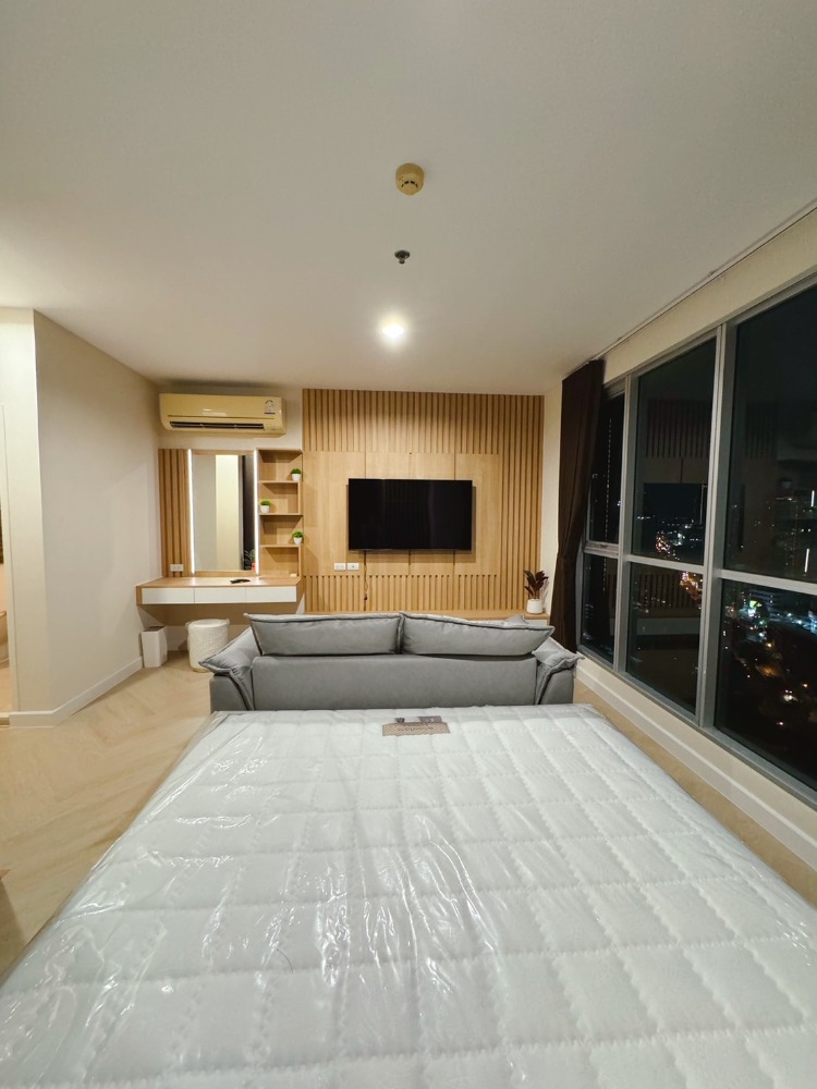 For SaleCondoLadprao, Central Ladprao : Urgent sale! 🔥 Life@Ladprao 18🔥 Condo in a great location, very beautiful room, newly renovated, 2 large bedrooms, dont miss it!