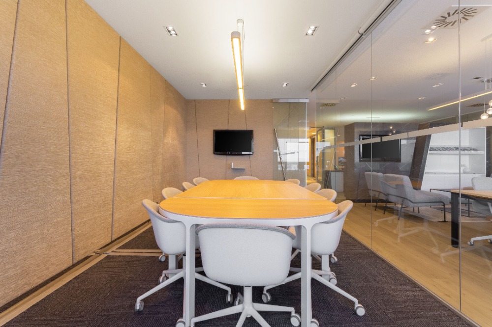 ให้เช่าสาทร นราธิวาส : Move into ready-to-use open plan office space for 10 persons in Regus Supalai Icon