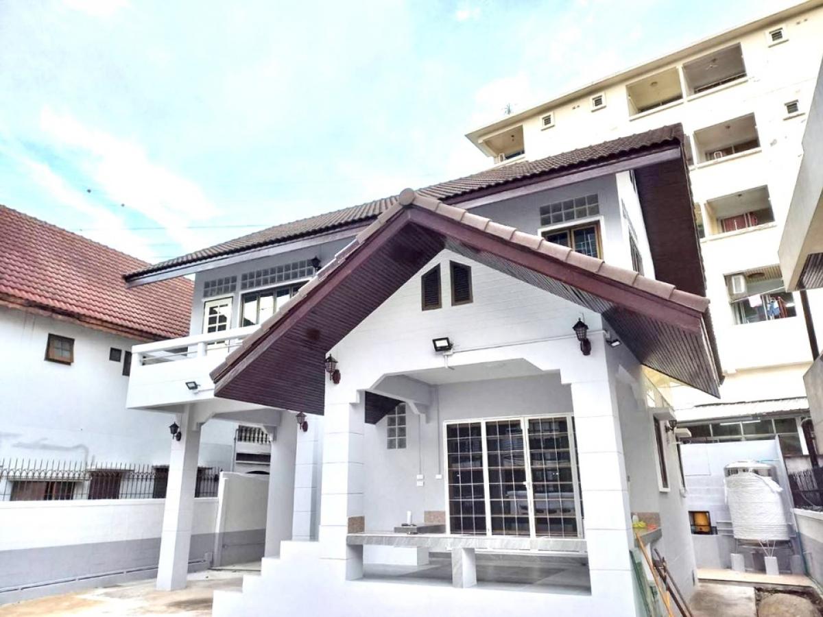 For RentHouseRatchadapisek, Huaikwang, Suttisan : Single house for rent, very good location, urgent!!! Walk from MRT. Single house 63 sq m. / usable area 250 sq m. / 2 large bedrooms / 4 bathrooms / 4 parking spaces / 55,000 baht per month