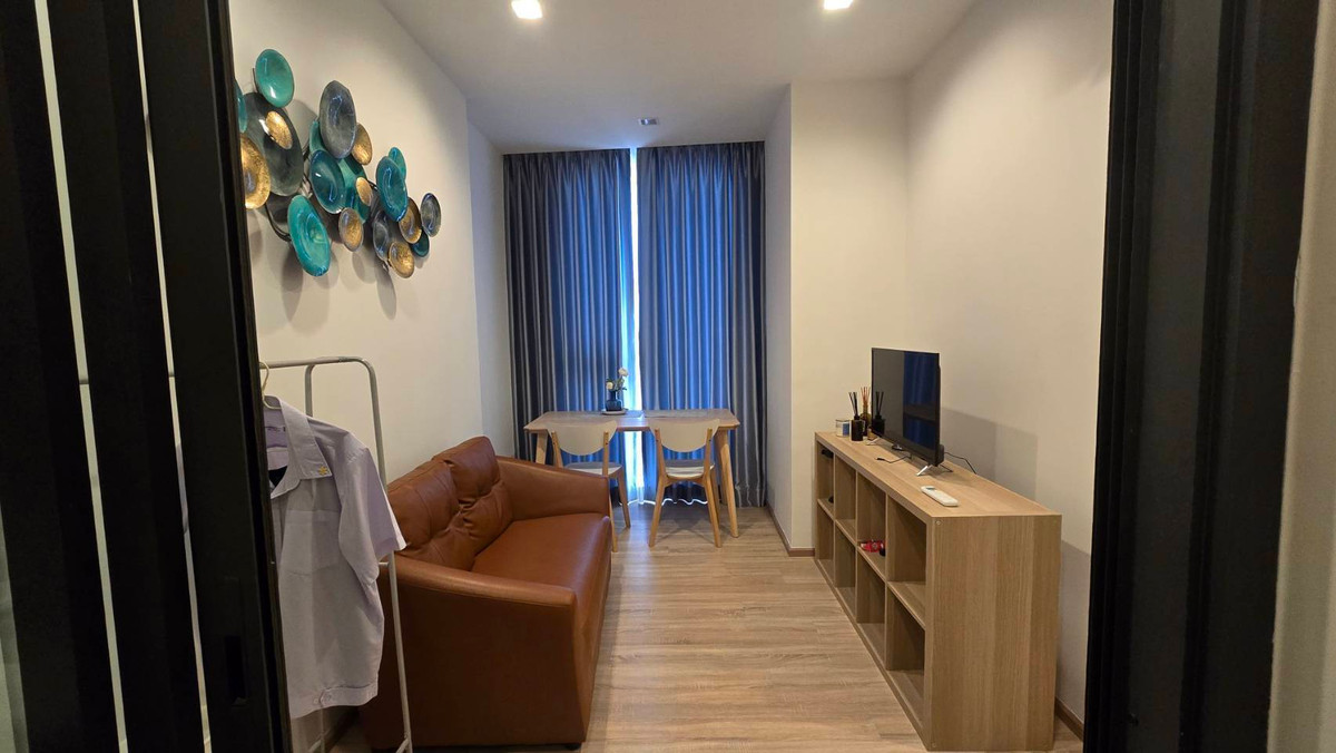 For RentCondoSapankwai,Jatujak : ✨ Big room, cheap price, very rare! ✨ The Line Phahol-Pradipat Room size: 2 bedrooms, 1 bathroom Rental price: only 32,000 baht/month 📞 Call: 086-746-8882 (K. Cooper)