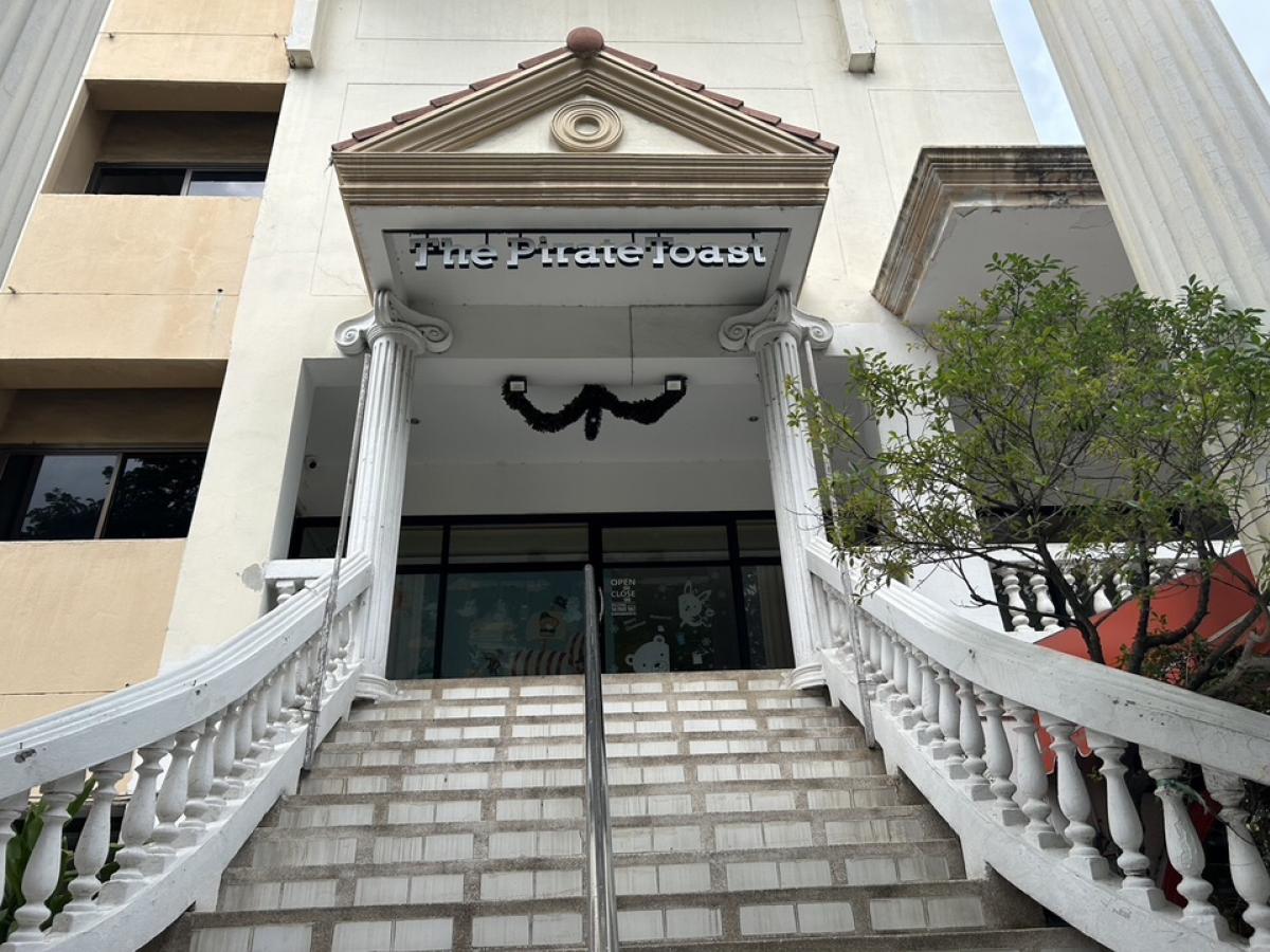 For RentRetail SpaceLadprao101, Happy Land, The Mall Bang Kapi : Room for rent in front of the building, 2nd floor, suitable for a cafe/dessert shop, office, online business, shop or beauty salon, Fortune Apartment Building, Soi Maha Thai