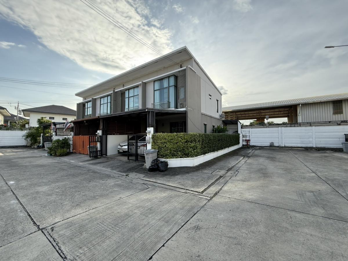 For SaleTownhome : 🎏🪅ขาย บ้านทาวน์โฮม 2 ชั้น PATIO ลาดกระบัง-มอเตอร์เวย์🪅🎏🤝ประสานงานยื่นกู้แบงค์🈵️ขาย 3.3 ลบ.ค่าโอน50/50- หน้ากว้าง 5 เมตร จอดรถได้ 2 คัน- 3 ห้องนอน 1 ห้องอเนกประสงค์ 1 ห้องครัว 2 ห้องน้ำ- เนื้อที่ 27.6 ตร.ว.- ขนาดพื้นที่ใช้สอย 118  ตร.ม. - ห้องครัว ห้องรับแ