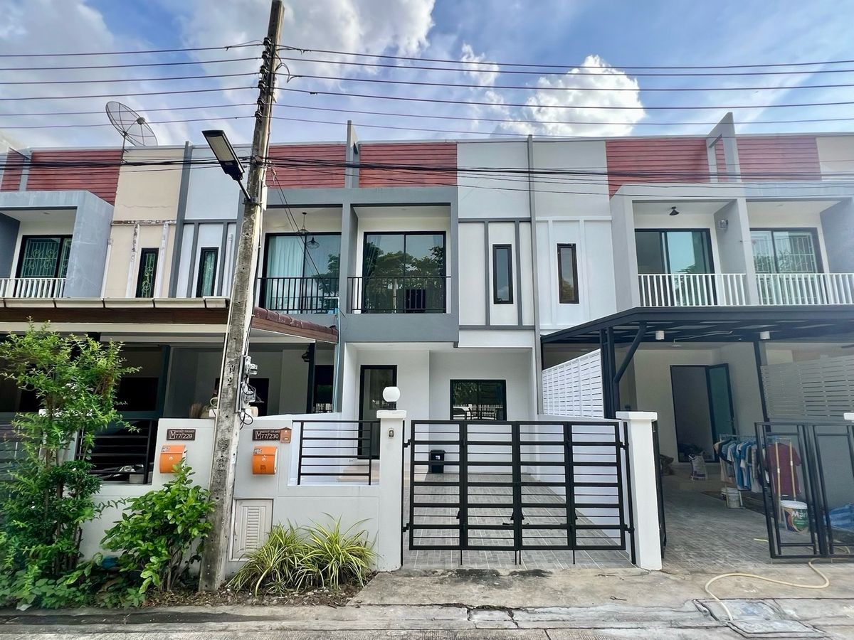 ขายทาวน์โฮมวิภาวดี ดอนเมือง หลักสี่ : 🏡ซื้อบ้านราคาคอนโด แถมได้ที่ดิน ไม่ต้องกลัวแผ่นดินไหว
ลดแรง!! ตอนนี้ 😻 บ้านทาวโฮม 2 ชั้น ราคาพิเศษ❤️‍🔥 
หน้าบ้านวิวสวยเป็นส่วนตัว ติดสวนป่า พร้อมอยู่ ทำเลดี หลังสุดท้าย! ห่างจากสนามบินดอนเมืองเพียง 6 นาที