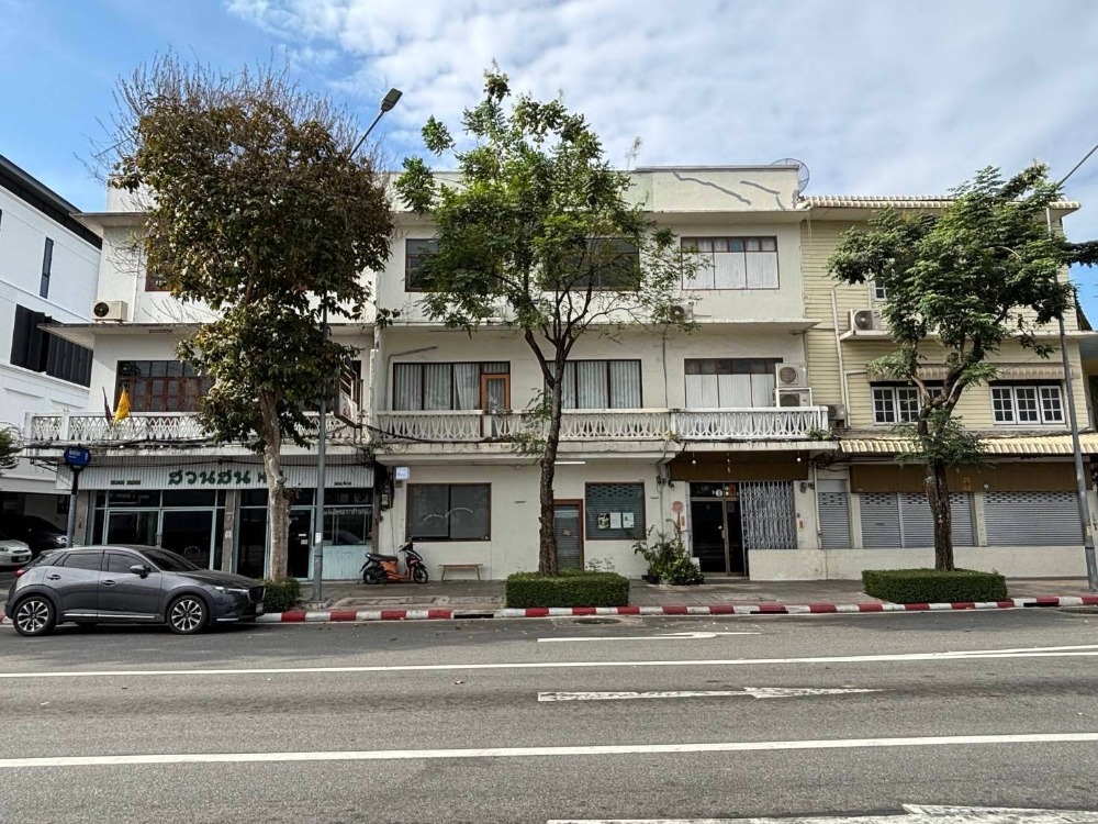 For RentShop HouseRama 8, Samsen, Ratchawat : R2153 Commercial building for rent, 2 adjacent shop houses, 3 floors, opposite the Chalermprakiat Park, Rama IX (vacant)