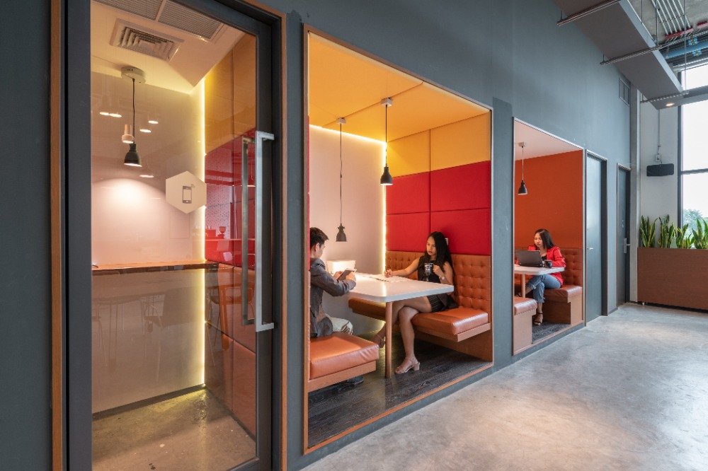 ให้เช่าคลองเตย กล้วยน้ำไท : Book a reserved coworking spot in Spaces Summer Hill