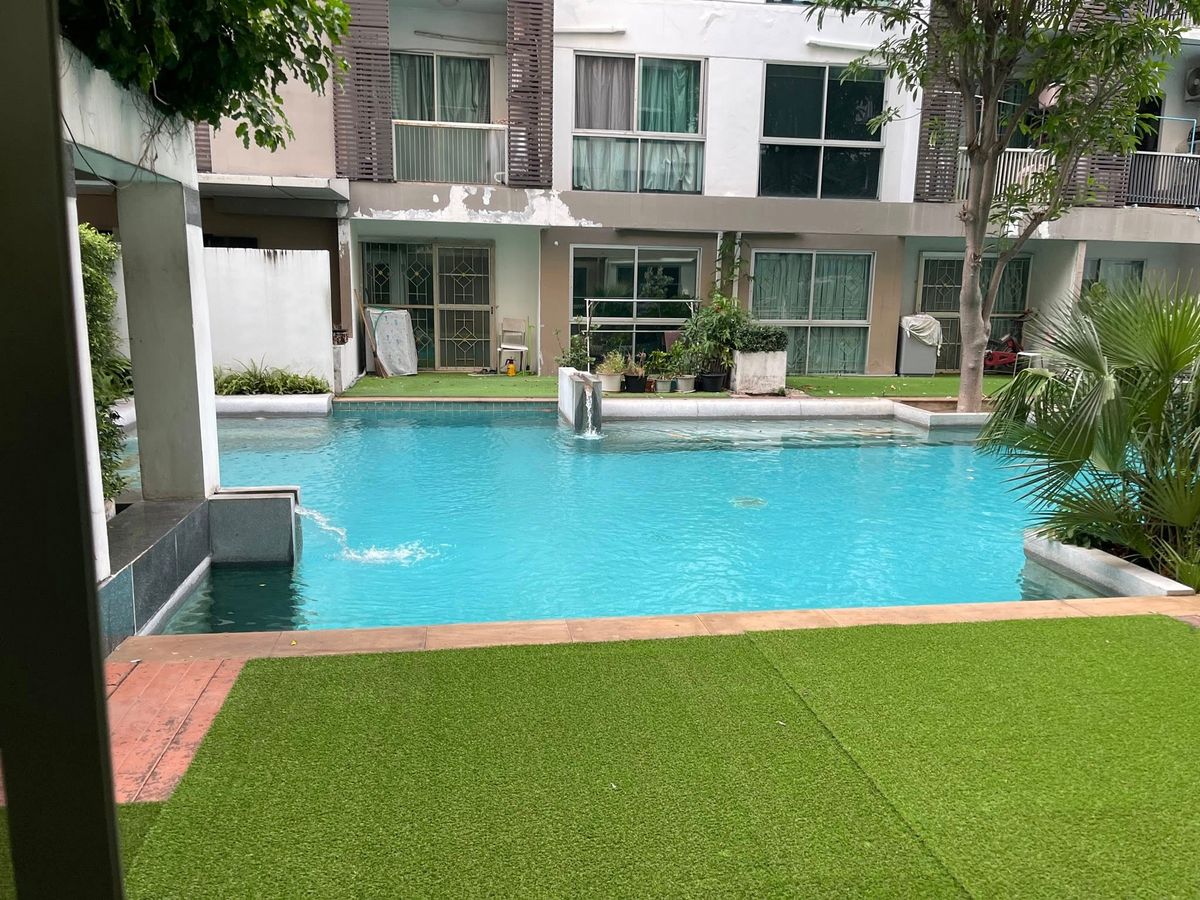 ขายคอนโดอ่อนนุช อุดมสุข : 🧡 ถูก 1.65 ล้าน ห้องวิวสระ ห้องขนาดใหญ่  (P-770)