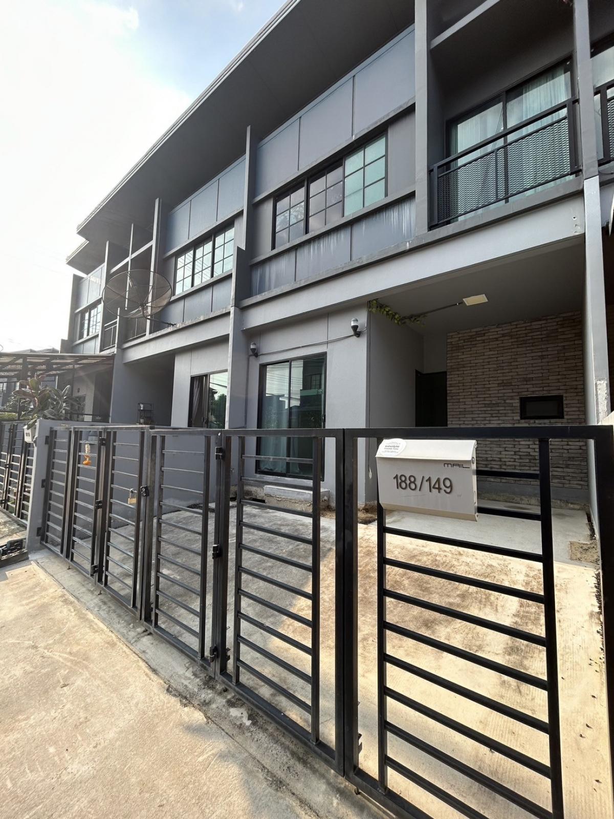For SaleTownhomePathum Thani,Rangsit, Thammasat : Townhouse Siri Place Rangsit BY Sansiri, 3 bedrooms, 3 bathrooms, size 16.2 sq m, on the main road