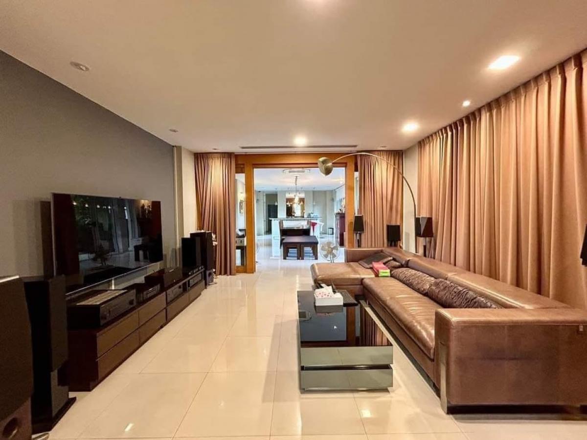 ขายบ้านเกษตรศาสตร์ รัชโยธิน : **Single Detached House for Sale: 3 Floors, 260 Sq. Wah Near Kasetsart University**