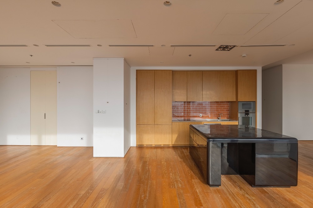 ให้เช่าคอนโดสาทร นราธิวาส : The Ritz-Carlton Residences Bangkok | ชั้น 52 | 244 ตร.ม. | 2 ห้องนอน + ห้องทำงาน | ระเบียงส่วนตัว