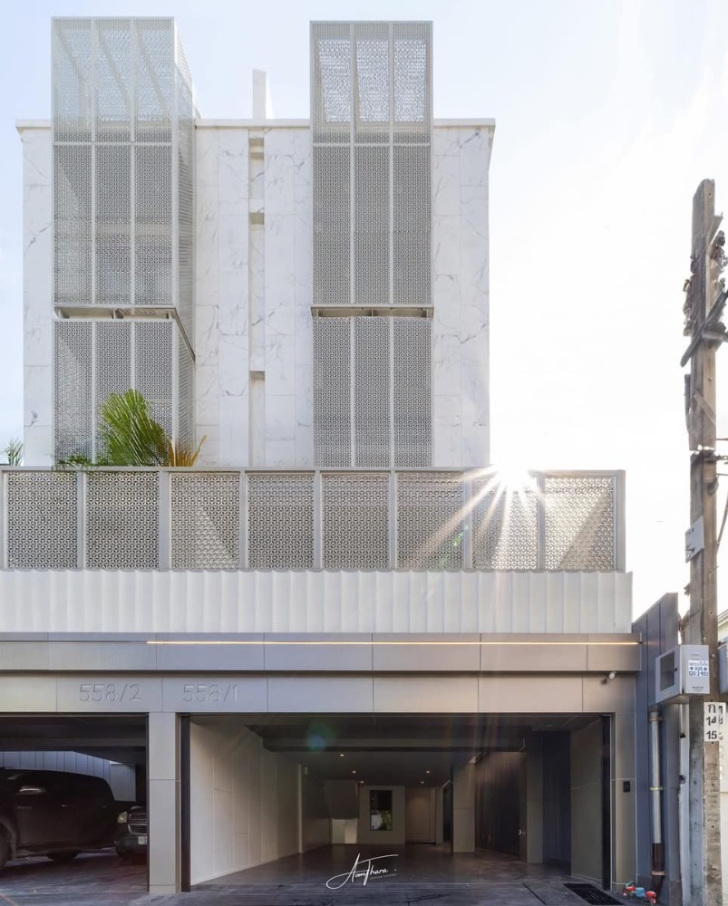 For RentHouseSukhumvit, Asoke, Thonglor : For rent: Newly built house, Soi Ekkamai 10, in the heart of Ekkamai. For more information, add Line ID: @glorious1 (with @)