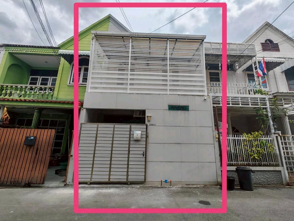 ขายทาวน์โฮมโชคชัย4 ลาดพร้าว71 : ขายด่วน ทาวน์เฮาสรีโนเวทบางส่วน ในซอยภาวนา ห่างจาก รถไฟฟ้า สถานีภาวนา เพียง 600 เมตร