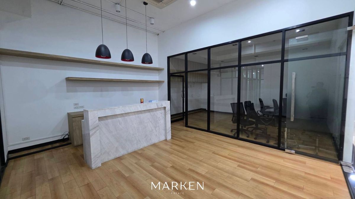 For RentOfficeRatchadapisek, Huaikwang, Suttisan : For Rent: Office Space, Partially Furnished with Meeting Room in Ratchadapisek, Spacious Parking, Near MRT