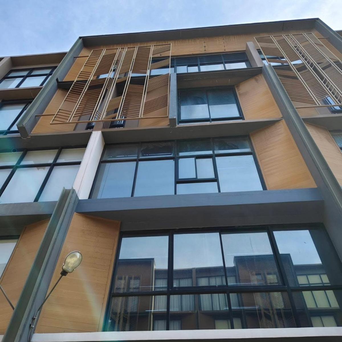 For SaleHome OfficeOnnut, Udomsuk : 📢👇 Sell with tenant til August 2028
Brand new home office , 5 story with in-house lift at 𝐓𝐡𝐞 𝐏𝐫𝐢𝐝𝐞 𝐒𝐮𝐤𝐡𝐮𝐦𝐯𝐢𝐭 𝟕𝟕