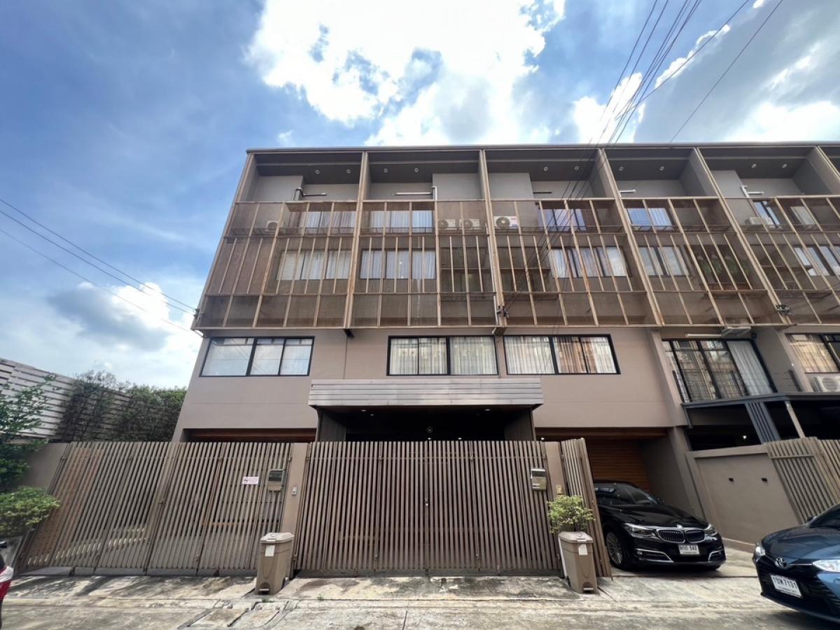For RentTownhomeChaengwatana, Muangthong : Townhouse for rent, Haus Niche, Chaengwattana, with furniture, near ISB International School, near Central, near expressway, near hospital, pets not allowed, Line ID kruyarr