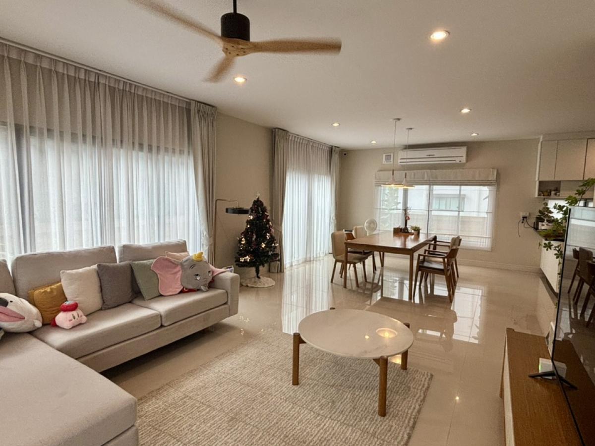 For SaleHousePattanakan, Srinakarin : Single house for sale in Burasiri Village, Phatthanakan - Land area 69.9 sq m - Usable area in the house 257 sq m - Parking for 2 cars - 4 bedrooms, 4 bathrooms, 1 work room, 1 kitchen, 1 maids room (with bathroom)