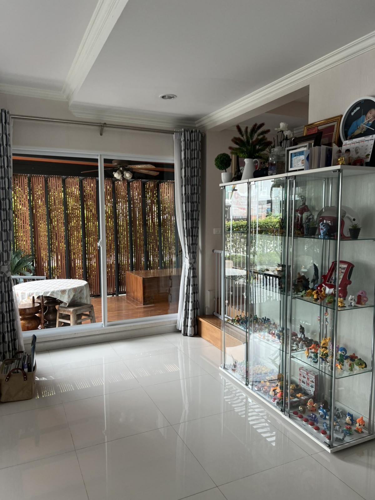 ขายบ้านพัฒนาการ ศรีนครินทร์ : 🏠 ขายบ้านหลังมุม พร้อมอยู่ ทำเลดี บิ้วอินท์ทั้งหลัง 🌿 พัฒนาการ ซอย 44/38/38 ออกได้หลายเส้นทางทำเลดีมาก - สนใจติดต่อ Call-or Line 093-856-3451📍 รายละเอียดบ้าน คร่าวๆ :หมู่บ้านภัสสรเพรสทีจลุกซ์3 นอน  3 น้ำ  2 จอดรถ เนื้อที่ 46 ตารางวา บ้านหลังมุม พื้นที่ใช้