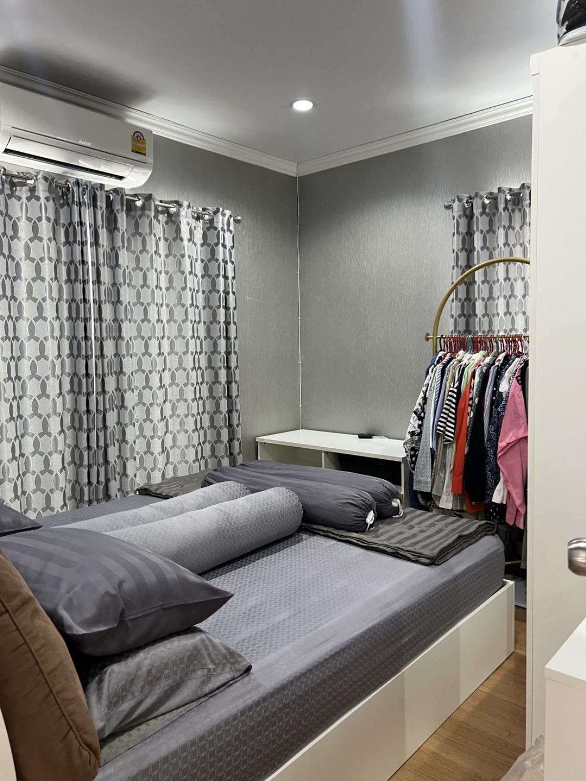 ขายบ้านพัฒนาการ ศรีนครินทร์ : 🏠 ขายบ้านหลังมุม พร้อมอยู่ ทำเลดี บิ้วอินท์ทั้งหลัง 🌿 พัฒนาการ ซอย 44/38/38 ออกได้หลายเส้นทางทำเลดีมาก - สนใจติดต่อ Call-or Line 093-856-3451📍 รายละเอียดบ้าน คร่าวๆ :หมู่บ้านภัสสรเพรสทีจลุกซ์3 นอน  3 น้ำ  2 จอดรถ เนื้อที่ 46 ตารางวา บ้านหลังมุม พื้นที่ใช้