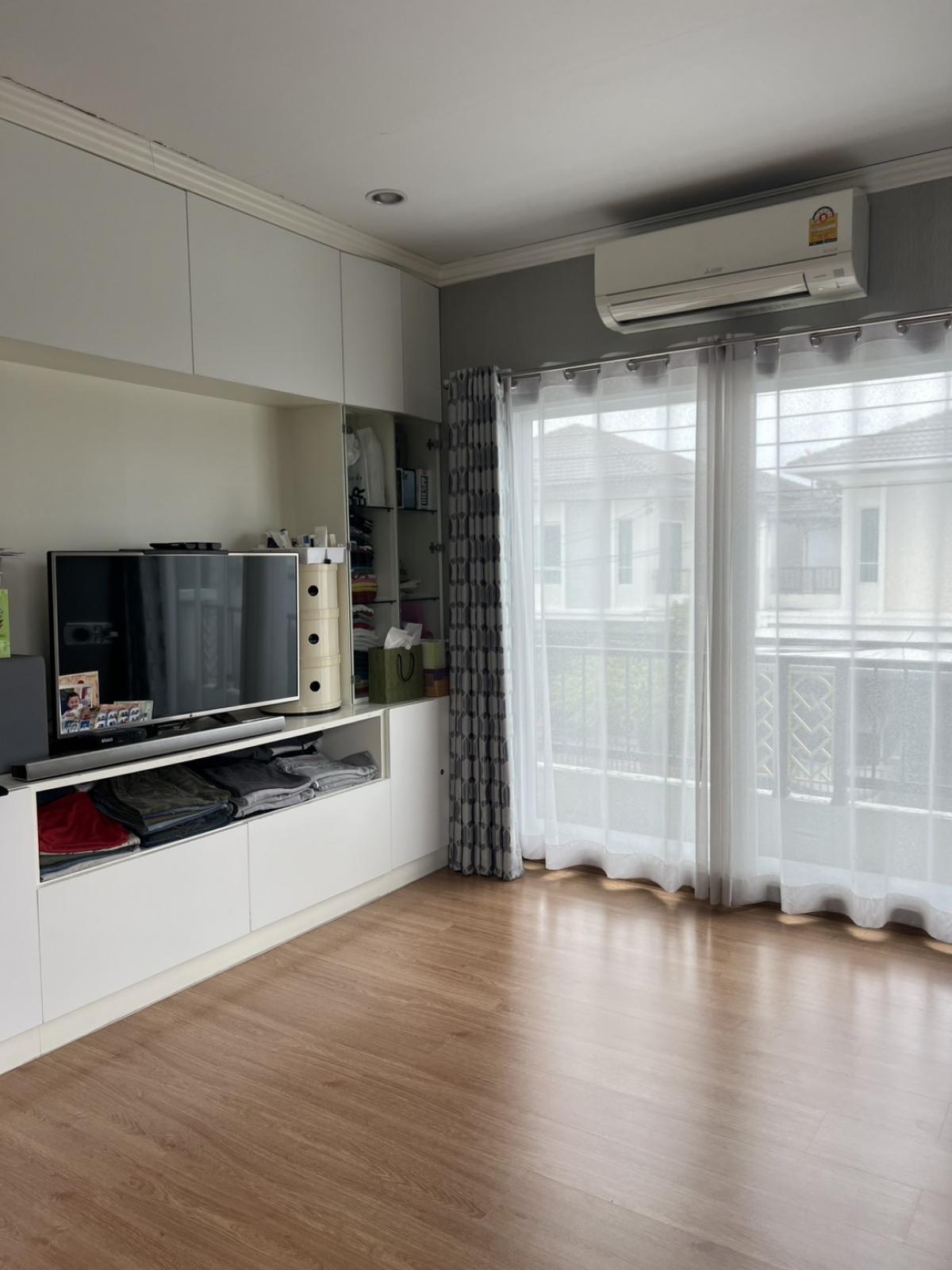 ขายบ้านพัฒนาการ ศรีนครินทร์ : 🏠 ขายบ้านหลังมุม พร้อมอยู่ ทำเลดี บิ้วอินท์ทั้งหลัง 🌿 พัฒนาการ ซอย 44/38/38 ออกได้หลายเส้นทางทำเลดีมาก - สนใจติดต่อ Call-or Line 093-856-3451📍 รายละเอียดบ้าน คร่าวๆ :หมู่บ้านภัสสรเพรสทีจลุกซ์3 นอน  3 น้ำ  2 จอดรถ เนื้อที่ 46 ตารางวา บ้านหลังมุม พื้นที่ใช้