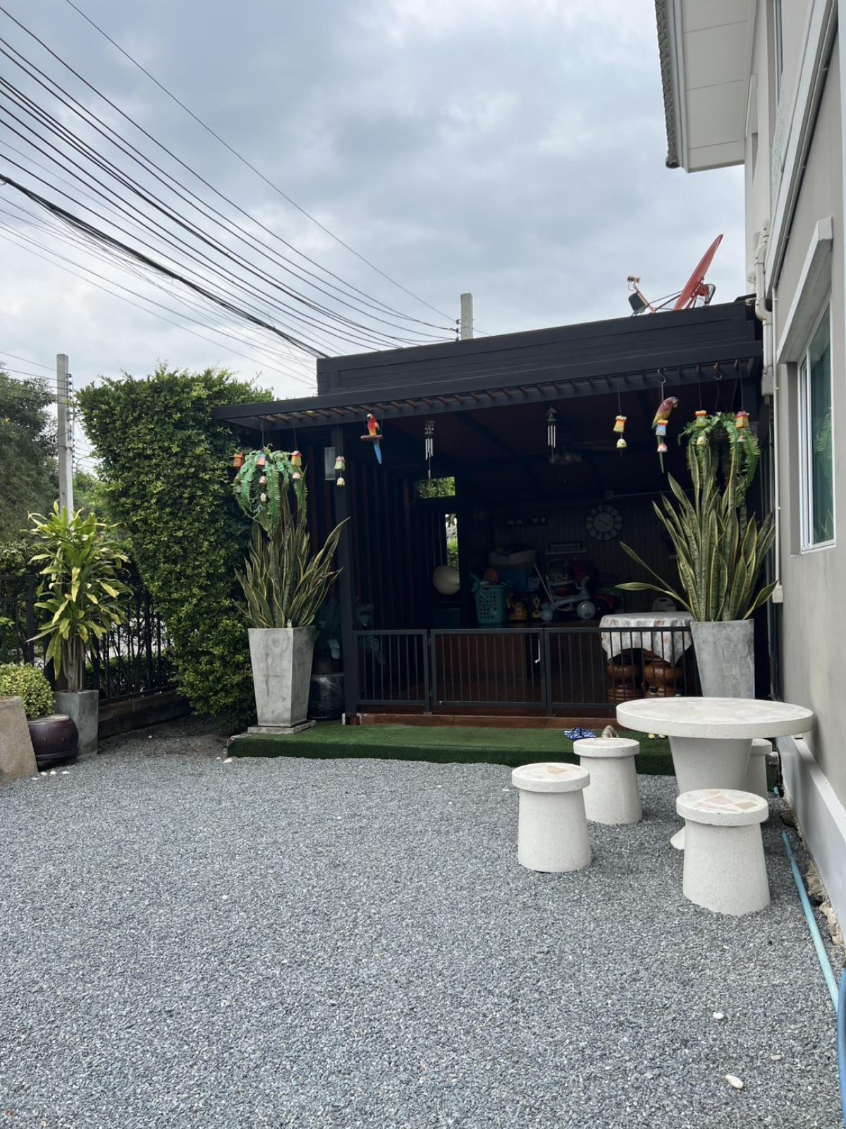 ขายบ้านพัฒนาการ ศรีนครินทร์ : 🏠 ขายบ้านหลังมุม พร้อมอยู่ ทำเลดี บิ้วอินท์ทั้งหลัง 🌿 พัฒนาการ ซอย 44/38/38 ออกได้หลายเส้นทางทำเลดีมาก - สนใจติดต่อ Call-or Line 093-856-3451📍 รายละเอียดบ้าน คร่าวๆ :หมู่บ้านภัสสรเพรสทีจลุกซ์3 นอน  3 น้ำ  2 จอดรถ เนื้อที่ 46 ตารางวา บ้านหลังมุม พื้นที่ใช้