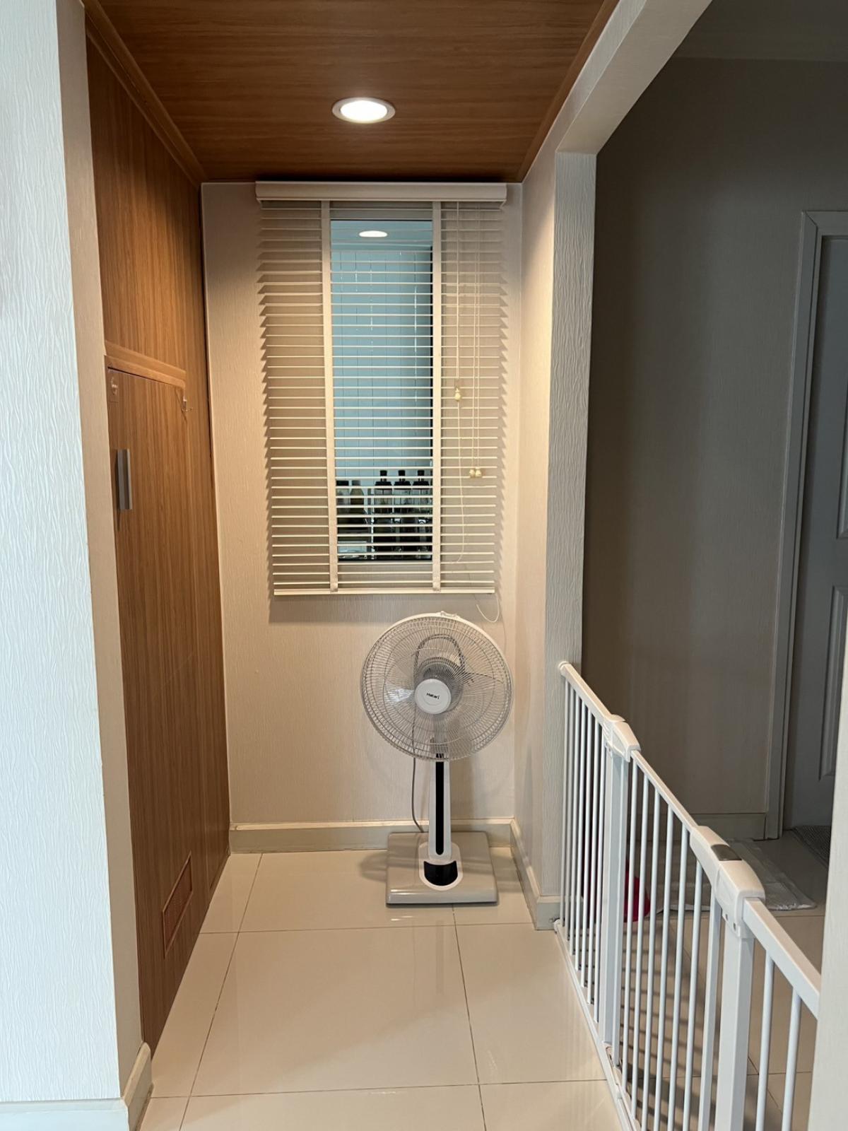 ขายบ้านพัฒนาการ ศรีนครินทร์ : 🏠 ขายบ้านหลังมุม พร้อมอยู่ ทำเลดี บิ้วอินท์ทั้งหลัง 🌿 พัฒนาการ ซอย 44/38/38 ออกได้หลายเส้นทางทำเลดีมาก - สนใจติดต่อ Call-or Line 093-856-3451📍 รายละเอียดบ้าน คร่าวๆ :หมู่บ้านภัสสรเพรสทีจลุกซ์3 นอน  3 น้ำ  2 จอดรถ เนื้อที่ 46 ตารางวา บ้านหลังมุม พื้นที่ใช้