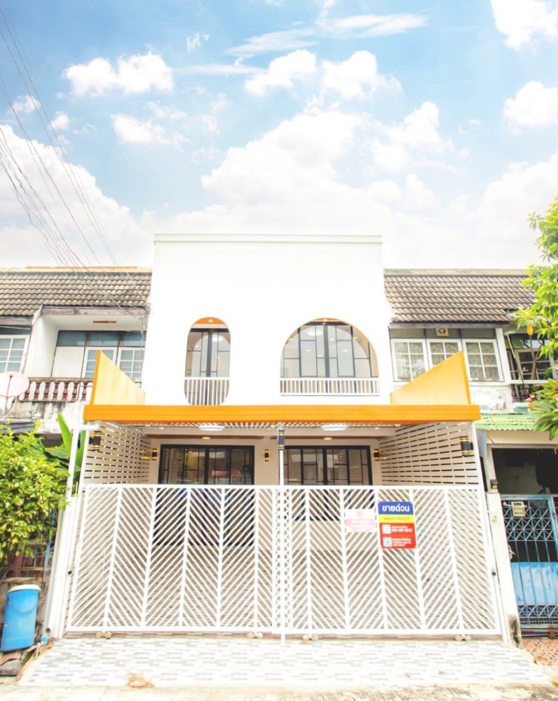 For SaleTownhomeLadprao101, Happy Land, The Mall Bang Kapi : 2-storey townhouse, 3 bedrooms, 2 bathrooms, Prachakon Thai Village, Soi 8, Lat Phrao 93, newly renovated, minimalist style, very good location, near the Yellow Line BTS station, special price, only 4.29 million baht!
