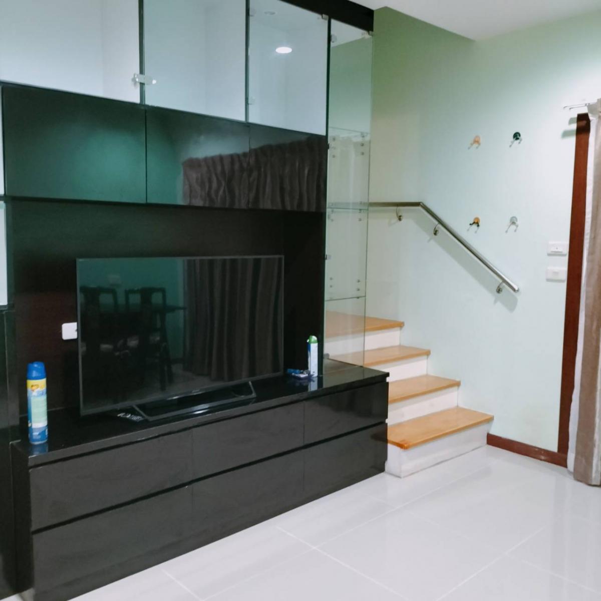 ขายทาวน์โฮมพัฒนาการ ศรีนครินทร์ : ขายบ้าน village city 3 ชั้น พัฒนาการ 38🏡  ราคา 5.6 ล้าน #ค่าโอนบ้านที่กรมที่ดิน #คนซื้อคนขายออกคนละครึ่ง  #ค่าภาษีอากรแสตมป์  ผู้ขาย  เป็นผู้รับผิดชอบ4 นอน  3 น้ำ  3 ชั้น ตรม        ตรม  จอดรถ 1 คันสนใจติดต่อ คุณเนย +66938563451