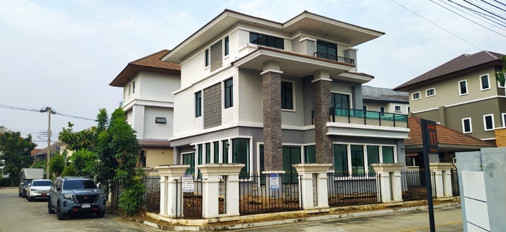 For SaleHouseBang kae, Phetkasem : 3 -storey detached house for sale, beautiful plot behind the corner of the Di Lale Gen, Petchkasem 81, the big house has a separate garage for sale than the market.