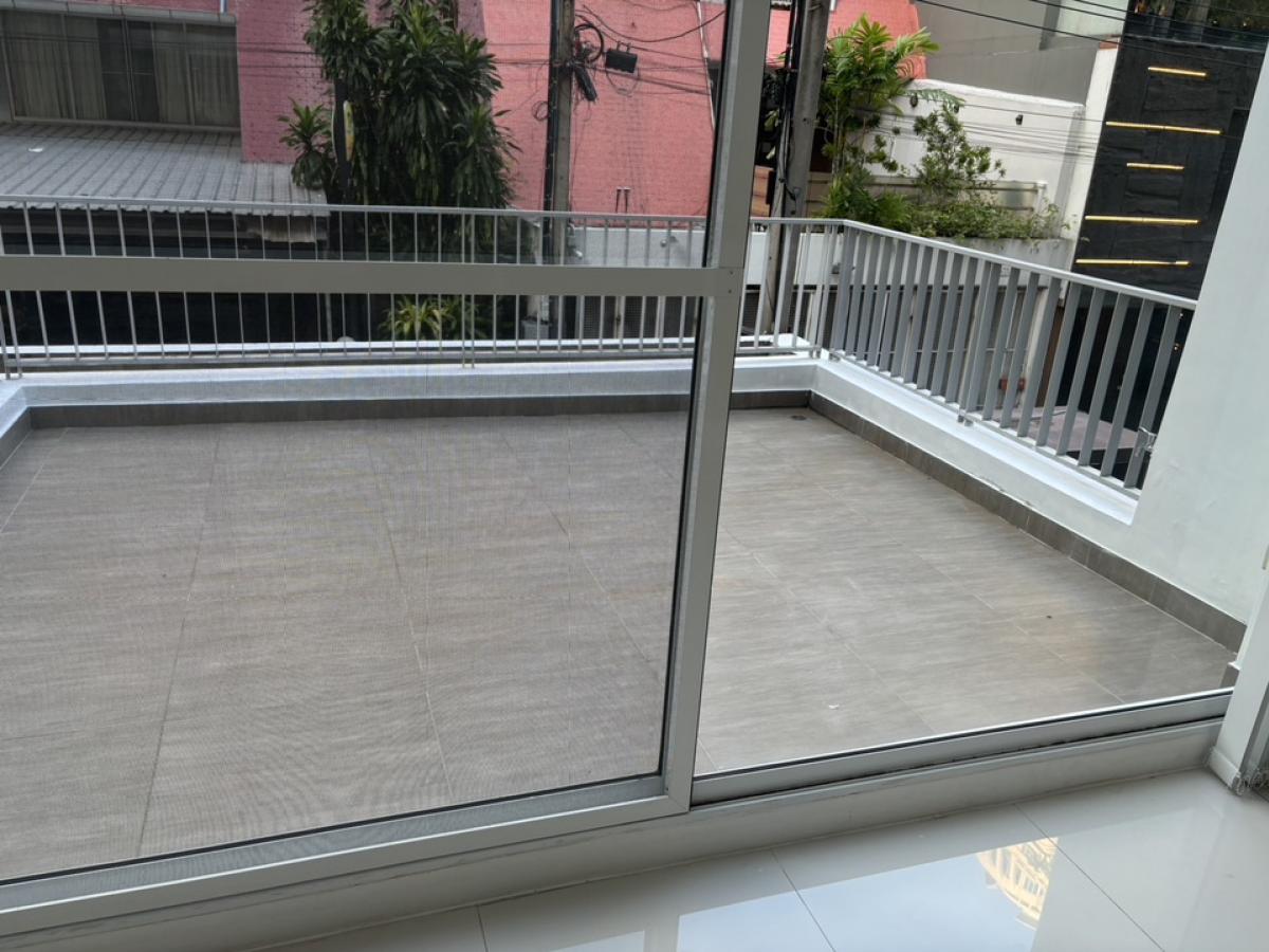 ให้เช่าทาวน์โฮมนานา : 📢👇Newly renovated 3 story townhouse for rent