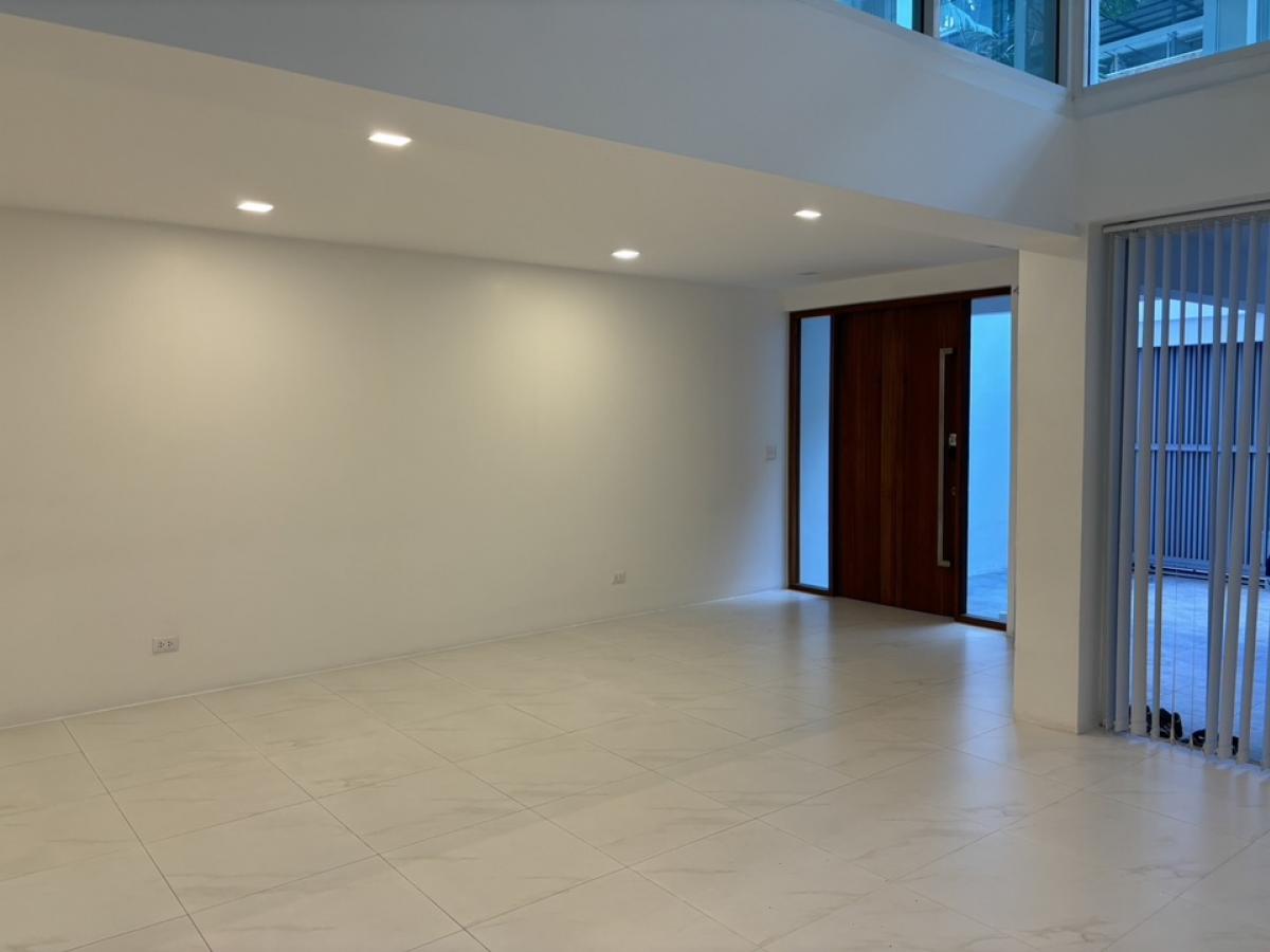 ให้เช่าทาวน์โฮมนานา : 📢👇Newly renovated 3 story townhouse for rent