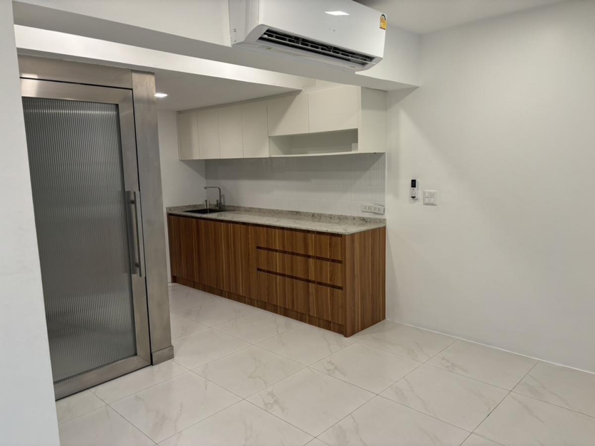 ให้เช่าทาวน์โฮมนานา : 📢👇Newly renovated 3 story townhouse for rent