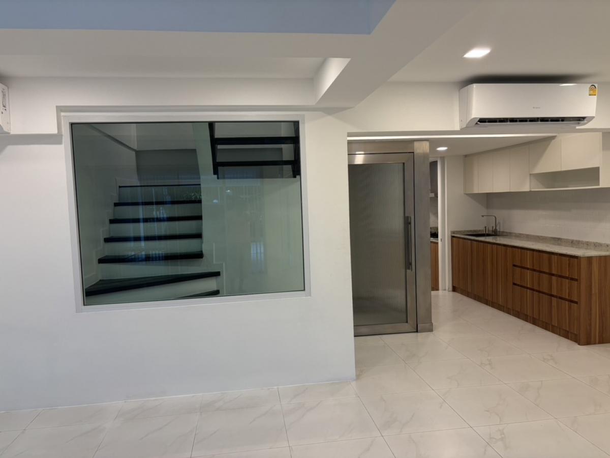 ให้เช่าทาวน์โฮมนานา : 📢👇Newly renovated 3 story townhouse for rent