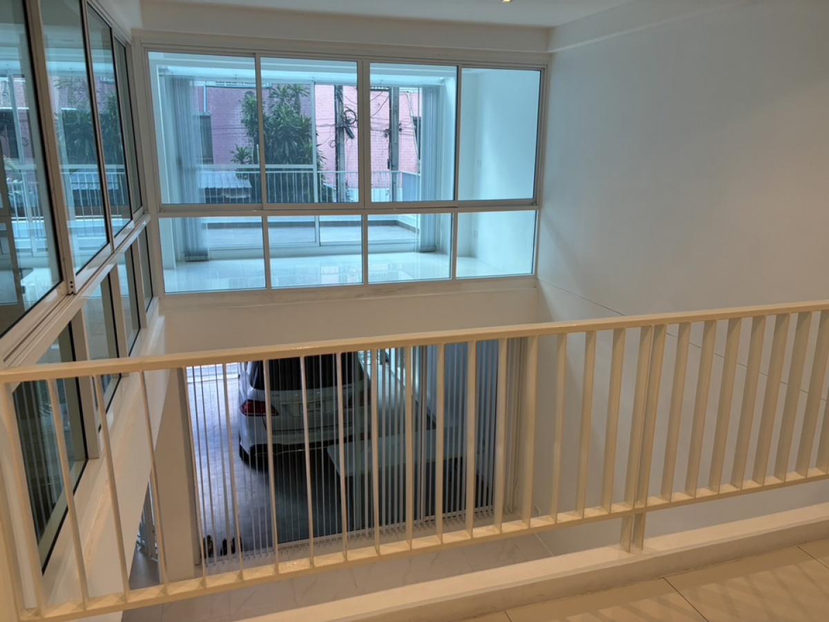 ให้เช่าทาวน์โฮมนานา : 📢👇Newly renovated 3 story townhouse for rent
