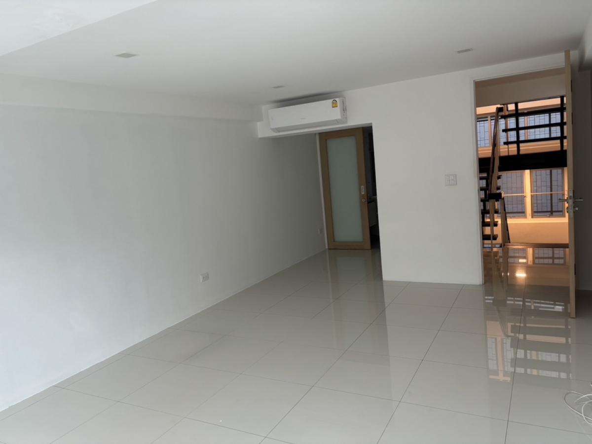 ให้เช่าทาวน์โฮมนานา : 📢👇Newly renovated 3 story townhouse for rent
