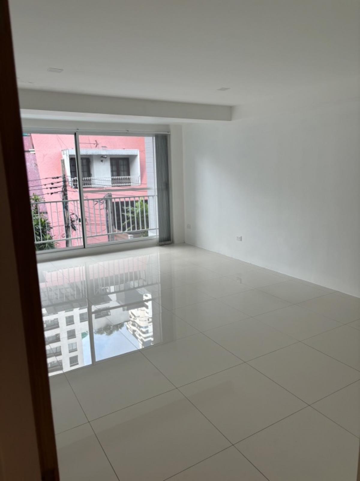 ให้เช่าทาวน์โฮมนานา : 📢👇Newly renovated 3 story townhouse for rent