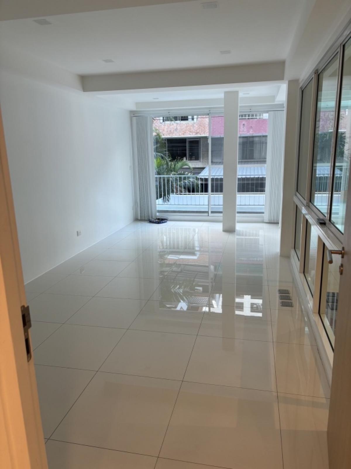 ให้เช่าทาวน์โฮมนานา : 📢👇Newly renovated 3 story townhouse for rent