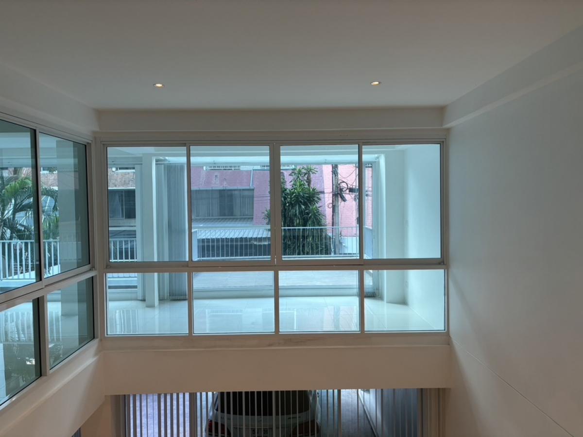ให้เช่าทาวน์โฮมนานา : 📢👇Newly renovated 3 story townhouse for rent