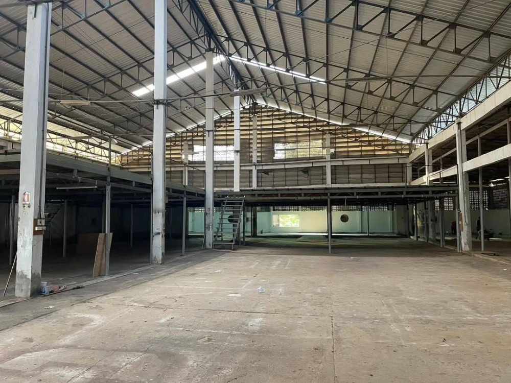 For RentWarehouseBang kae, Phetkasem : Factory/warehouse for rent, renovated, Petchkasem 63, Bang Khae, usable area 2,500 square meters, large vehicles can enter and exit.