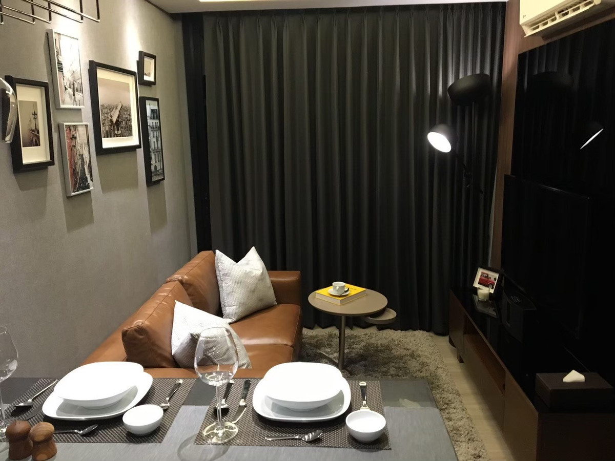 ให้เช่าคอนโดวิทยุ ชิดลม หลังสวน : ปล่อยเช่าและขายห้อง 1 ห้องนอน 1 ห้องน้ำ ขนาด 32.71 ตร.ม. จุดเด่นคือ "การตกแต่งที่คัดสรรมาอย่างดี" ห้องดูโปร่ง สว่าง และใช้พื้นที่ได้คุ้มค่าทุกตารางนิ้ว ที่สำคัญคือ ราคาคุยกันได้ (Negotiable) ผมยินดีเป็นตัวกลางประสานงานให้คุณได้ดีลที่ดีที่สุดครับ