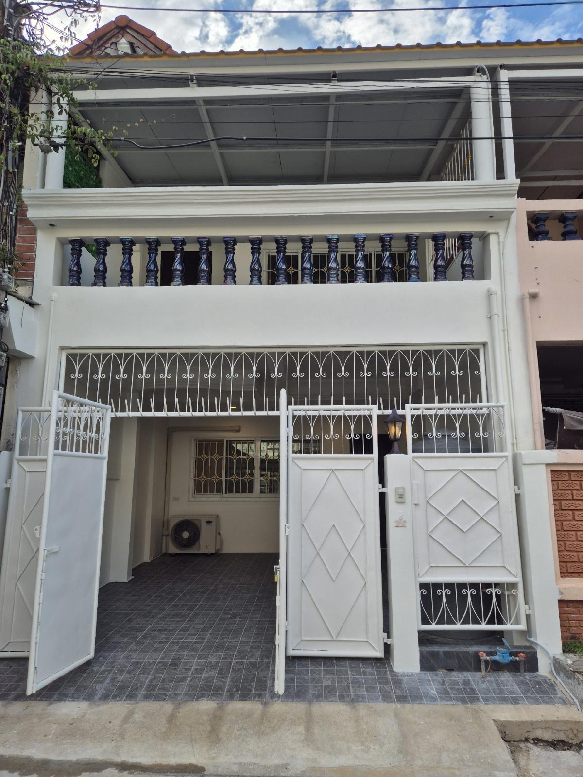 ขายทาวน์โฮมพัฒนาการ ศรีนครินทร์ : House for sale2 beds 2 baths1 Living1 kitchen 1 Parking space With airconsSelling 3,790,000 baht