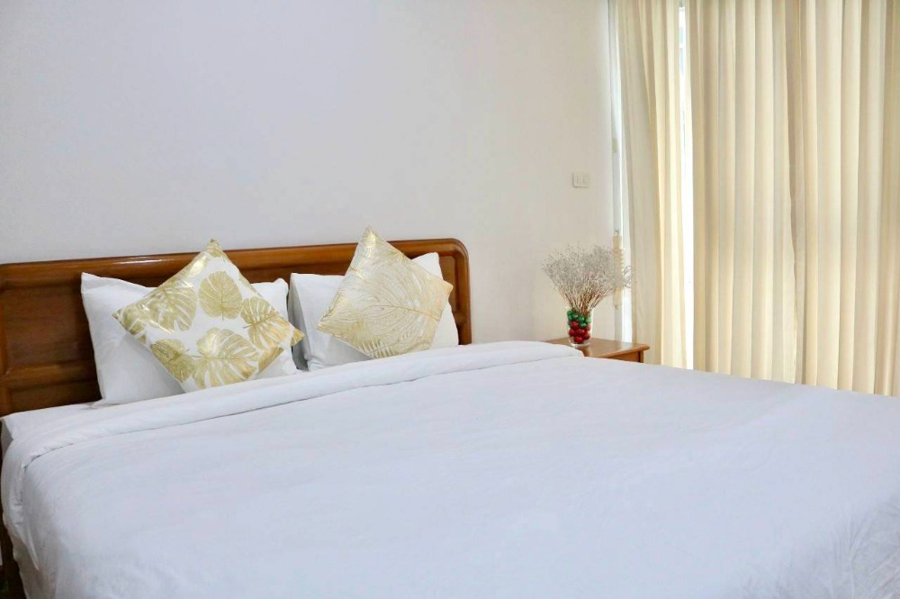 ให้เช่าคอนโดสุขุมวิท อโศก ทองหล่อ : The apartment for Pet Friendly For Rent : 3 bedrooms 3 bathrooms  and 1 maid room for 285 sqm. on 4th floor. With fully furnished and electrical appliances. Rental only for 90,000 / m. ( Negotiable ). Near BTS PhromPhong