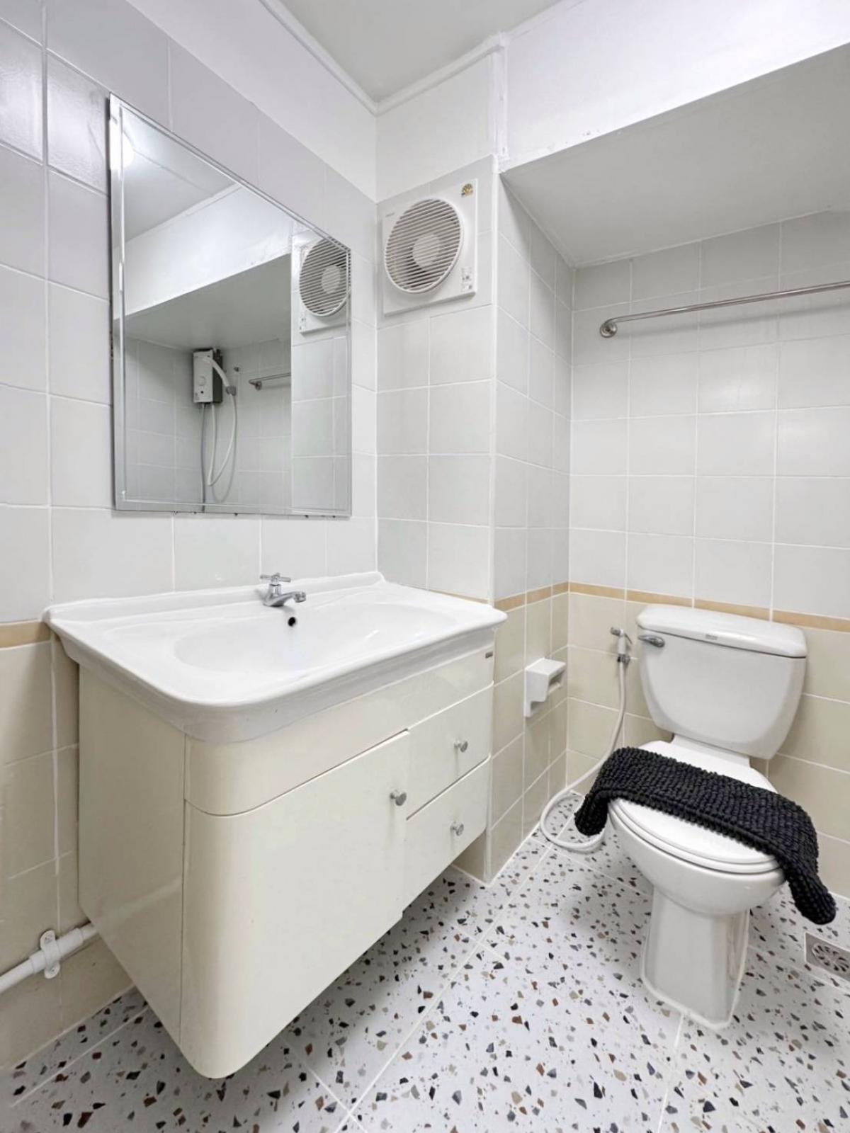 ขายคอนโดเสรีไทย-นิด้า : 📍 ทำเลปัง ใกล้เดอะมอลล์ บางกะปิ ช้อปปิ้งง่ายๆ แค่เดินออกมาไม่กี่นาทีก็ถึงห้าง จะกินข้าว ช้อปของใช้ หรือจะพักผ่อนในวันหยุด ก็ครบจบในที่เดียว!🌳อัสสกาญจน์เพลส🌳