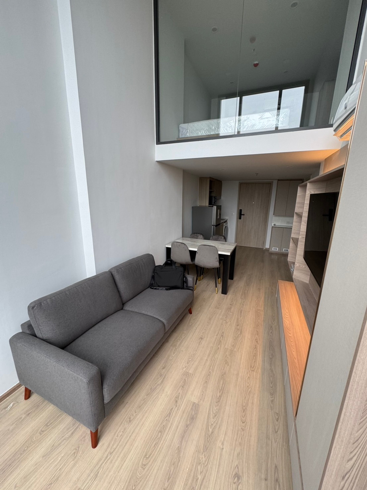 For RentCondoKhlongtoei, Kluaynamthai : Condo for rent, Life Rama 4 - Asoke, near MRT Queen Sirikit Center, only 450 meters.