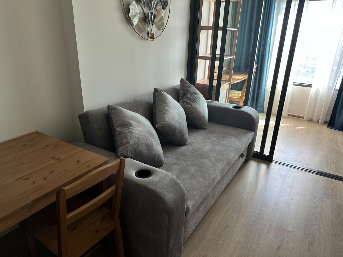 For RentCondoKhlongtoei, Kluaynamthai : Condo for rent, Life Rama 4 - Asoke, near MRT Queen Sirikit Center, only 450 meters.