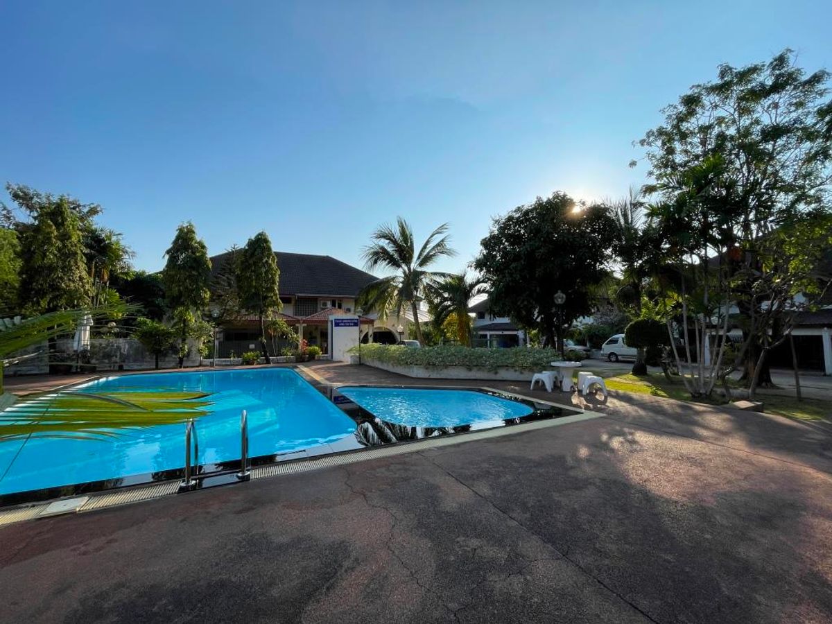 For RentHouseBangna, Bearing, Lasalle : Semi-detached house 3 beds in communal garden and swimming pool, about 10-12 minutes walk from BTS Bearing or ST. Andrew international school Sukhumvit 107.